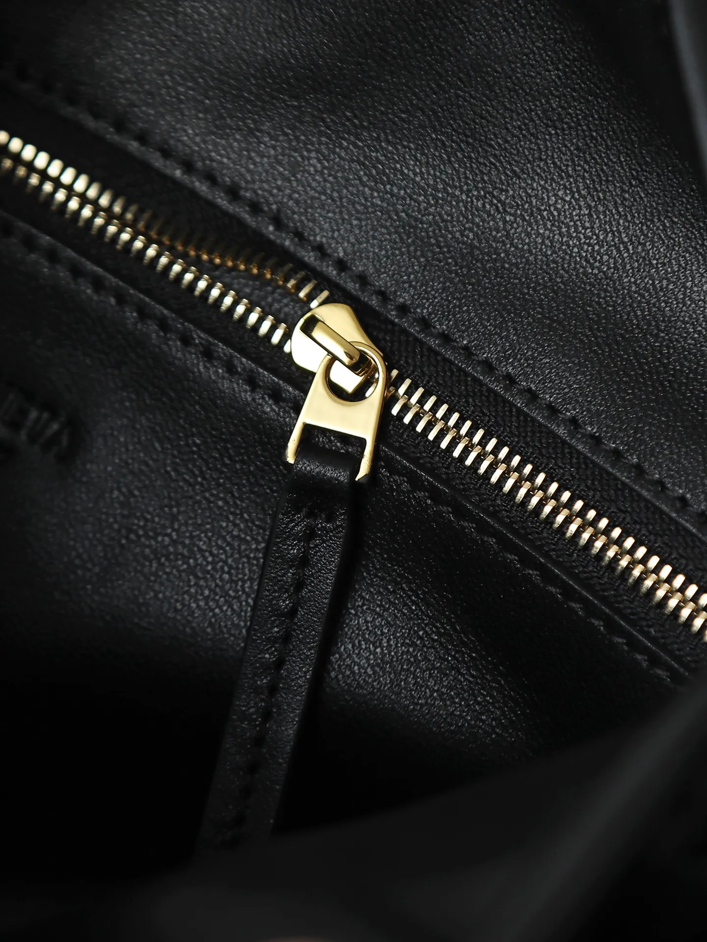 1180. #Bv’s new medium size HO 796262. The bag body and handles are made of a whole piece of woven leather. The bag body is soft and lazy. Ho symbolizes the praise of innovation and eternal craftsmanship [love]. The pyramid silhouette combines practicality and fashion. It is modern and casual. The double-sided closure design of the bag mouth is more convenient and safe! Made of soft cowhide and full of texture, this is a must-have for fashionable ladies who like minimalism, comfort and casualness! Dimensions: 46x21x10